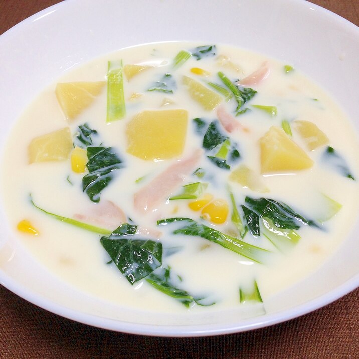 栄養満点☆じゃがいもと小松菜のミルクスープ
